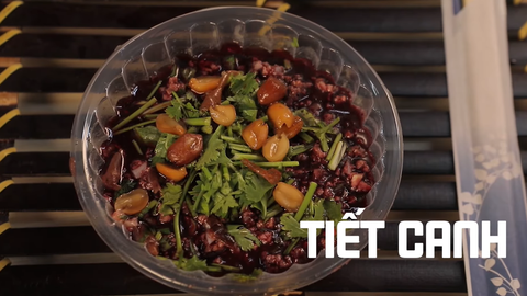 Khách Tây phản ứng bá đạo khi ăn lòng lợn, tiết canh của Việt Nam: Chỉ 1 câu mà quá chất - Ảnh 3. Khách Tây nếm thử lòng lợn, tiết canh của Việt Nam rồi chốt 1 câu khiến người xem cười bò - Ảnh 1.