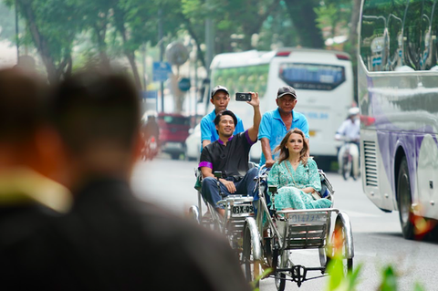 Dàn diễn viên chính phim A tourists guide to love thích thú với bữa sáng đậm chất Việt Nam - Ảnh 4. Dàn diễn viên chính phim A tourists guide to love thích thú với bữa sáng đậm chất Việt Nam - Ảnh 4.