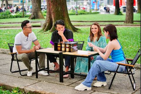 Dàn diễn viên chính phim A tourists guide to love thích thú với bữa sáng đậm chất Việt Nam - Ảnh 3. Dàn diễn viên chính phim A tourists guide to love thích thú với bữa sáng đậm chất Việt Nam - Ảnh 3.
