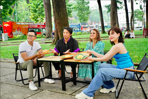 Dàn diễn viên chính phim A tourists guide to love thích thú với bữa sáng đậm chất Việt Nam - Ảnh 2. Dàn diễn viên chính phim A tourists guide to love thích thú với bữa sáng đậm chất Việt Nam - Ảnh 2.
