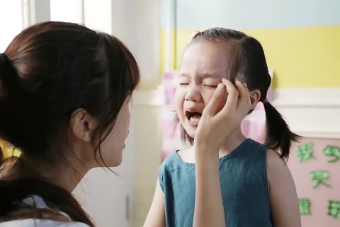 Con bị ức hiếp ở trường mẫu giáo, cha mẹ nhận biết và xử lý đúng hướng nhờ 4 câu hỏi này - Ảnh 1. Con bị ức hiếp ở trường mẫu giáo, cha mẹ nhận biết và xử lý đúng hướng nhờ 4 câu hỏi này - Ảnh 1.