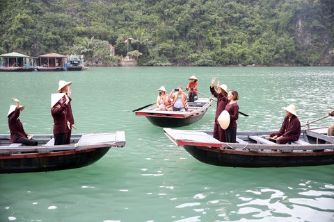 Đến thăm làng chài Cửa Vạn - ngôi làng nằm trong top 16 thị trấn ven biển xinh đẹp nhất thế giới - Ảnh 11. Đến thăm làng chài Cửa Vạn - ngôi làng nằm trong top 16 thị trấn ven biển xinh đẹp nhất thế giới - Ảnh 11.