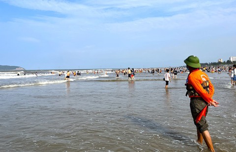 Bất chấp biển động, nhiều du khách vẫn ào xuống tắm biển, nhảy trên sóng ở Cửa Lò - Ảnh 2. Bất chấp biển động, nhiều du khách vẫn ào xuống tắm biển, nhảy trên sóng ở Cửa Lò - Ảnh 2.