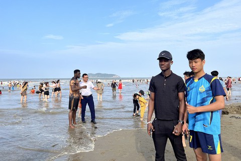 Bất chấp biển động, nhiều du khách vẫn ào xuống tắm biển, nhảy trên sóng ở Cửa Lò - Ảnh 8. Bất chấp biển động, nhiều du khách vẫn ào xuống tắm biển, nhảy trên sóng ở Cửa Lò - Ảnh 8.