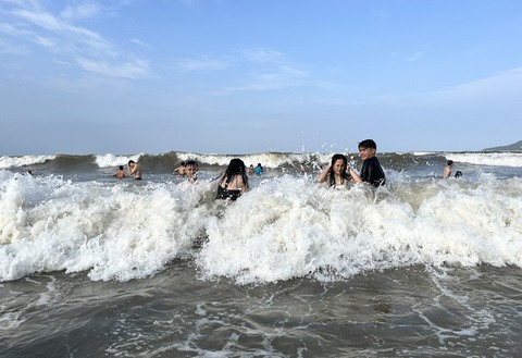 Bất chấp biển động, nhiều du khách vẫn ào xuống tắm biển, nhảy trên sóng ở Cửa Lò - Ảnh 3. Bất chấp biển động, nhiều du khách vẫn ào xuống tắm biển, nhảy trên sóng ở Cửa Lò - Ảnh 3.
