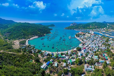 Tỉnh ‘nắng như phang, gió như rang’ vừa được quy hoạch sân bay, có kinh tế tăng trưởng cao hơn 4/5 thành phố thuộc trung ương - Ảnh 3. Tỉnh ‘nắng như phang, gió như rang’ vừa được quy hoạch sân bay, có kinh tế tăng trưởng cao hơn 4/5 thành phố thuộc trung ương - Ảnh 3.