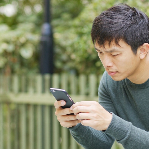 Trắc nghiệm tính cách qua cách cầm điện thoại di động - Ảnh 3. Trắc nghiệm tính cách qua cách cầm điện thoại di động - Ảnh 3.