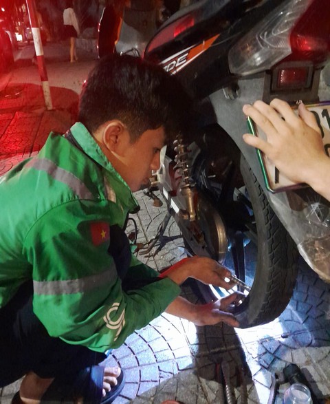 Nửa đêm gặp tai nạn, thanh niên nhà nghèo chạy xe ôm công nghệ được người lạ giúp đỡ - Ảnh 4. Nửa đêm gặp tai nạn, thanh niên nhà nghèo chạy xe ôm công nghệ được người lạ giúp đỡ - Ảnh 4.