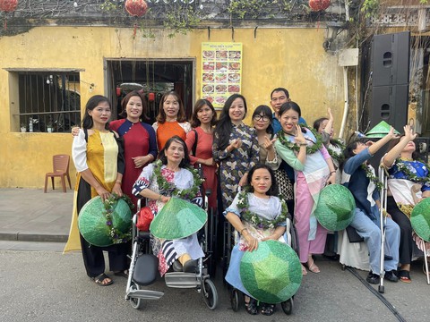 Cửa tiệm đặc biệt sản xuất ra nụ cười cho những mảnh đời kém may mắn - Ảnh 2. Cửa tiệm đặc biệt sản xuất ra nụ cười cho những mảnh đời kém may mắn - Ảnh 2.
