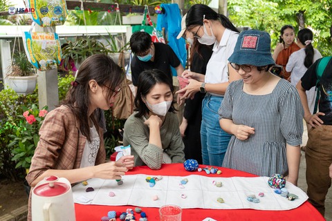 Cửa tiệm đặc biệt sản xuất ra nụ cười cho những mảnh đời kém may mắn - Ảnh 9. Cửa tiệm đặc biệt sản xuất ra nụ cười cho những mảnh đời kém may mắn - Ảnh 9.