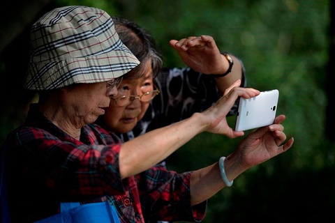 Lương hưu 20 triệu đồng/tháng, ở nhà con trai 8 năm nhưng nhìn cách con dâu lưu tên trong danh bạ, tôi ngậm ngùi rời đi ngay - Ảnh 1. Lương hưu 20 triệu đồng/tháng, ở nhà con trai 8 năm nhưng nhìn cách con dâu lưu tên trong danh bạ, tôi ngậm ngùi rời đi ngay - Ảnh 1.