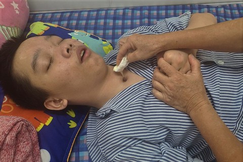 Người mẹ nghèo cầu xin sự sống cho nam sinh bị tai nạn chấn thương sọ não - Ảnh 3. Người mẹ nghèo cầu xin sự sống cho nam sinh bị tai nạn chấn thương sọ não - Ảnh 3.