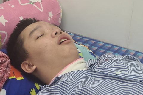 Người mẹ nghèo cầu xin sự sống cho nam sinh bị tai nạn chấn thương sọ não - Ảnh 2. Người mẹ nghèo cầu xin sự sống cho nam sinh bị tai nạn chấn thương sọ não - Ảnh 2.