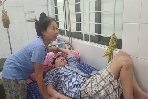 Người mẹ nghèo cầu xin sự sống cho nam sinh bị tai nạn chấn thương sọ não - Ảnh 1. Người mẹ nghèo cầu xin sự sống cho nam sinh bị tai nạn chấn thương sọ não - Ảnh 1.