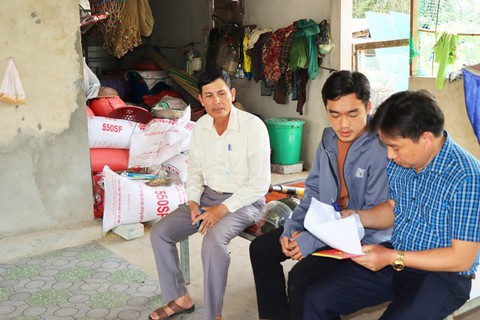 Cả xóm góp tiền hỗ trợ nam sinh nghèo vào đại học - Ảnh 2. Cả xóm góp tiền hỗ trợ nam sinh nghèo vào đại học - Ảnh 2.