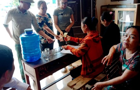 Cả xóm góp tiền hỗ trợ nam sinh nghèo vào đại học - Ảnh 1. Cả xóm góp tiền hỗ trợ nam sinh nghèo vào đại học - Ảnh 1.