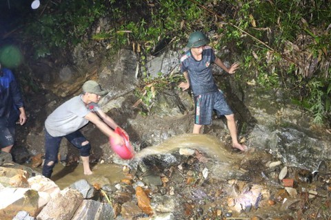 Sa Pa mưa lớn trong đêm, nhiều nơi bị ngập, bùn đất tràn vào nhà dân - Ảnh 2. Sa Pa mưa lớn trong đêm, nhiều nơi bị ngập, bùn đất tràn vào nhà dân - Ảnh 2.