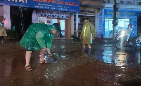 Sa Pa mưa lớn trong đêm, nhiều nơi bị ngập, bùn đất tràn vào nhà dân - Ảnh 1. Sa Pa mưa lớn trong đêm, nhiều nơi bị ngập, bùn đất tràn vào nhà dân - Ảnh 1.