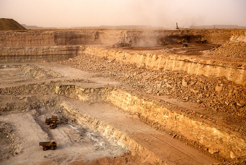 Le Monde: Pháp phụ thuộc như thế nào vào Uranium của Niger? - Ảnh 1. Le Monde: Pháp phụ thuộc như thế nào vào Uranium của Niger? - Ảnh 1.