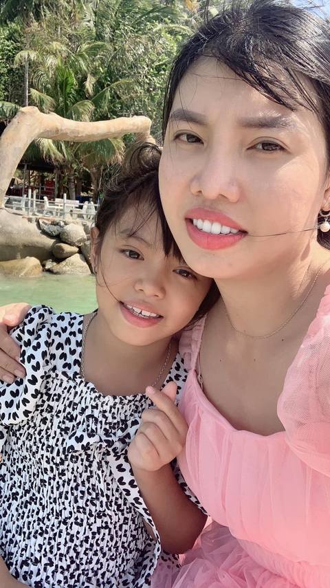 Thị Nở tái sinh sau 6 năm đại tu nhan sắc: Từ single mom bị ruồng bỏ đến mỹ nhân 3 con - Ảnh 2. Thị Nở tái sinh sau 6 năm đại tu nhan sắc: Từ single mom bị ruồng bỏ đến mỹ nhân 3 con - Ảnh 2.
