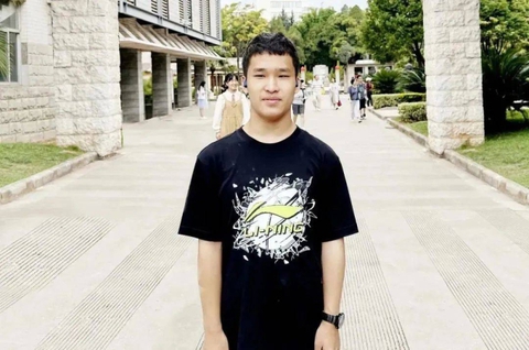 Nỗ lực phi thường, nam sinh bại não thi đỗ vào trường Đại học Thanh Hoa với số điểm khủng - Ảnh 1. Nỗ lực phi thường, nam sinh bại não thi đỗ vào trường Đại học Thanh Hoa với số điểm khủng - Ảnh 1.
