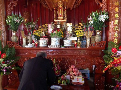 Một vật phẩm trên ban thờ không được đặt trước mặt bát hương, phải vệ sinh đúng cách: Bạn biết không?- Ảnh 2. Một vật phẩm trên ban thờ không được đặt trước mặt bát hương, phải vệ sinh đúng cách: Bạn biết không?- Ảnh 2.