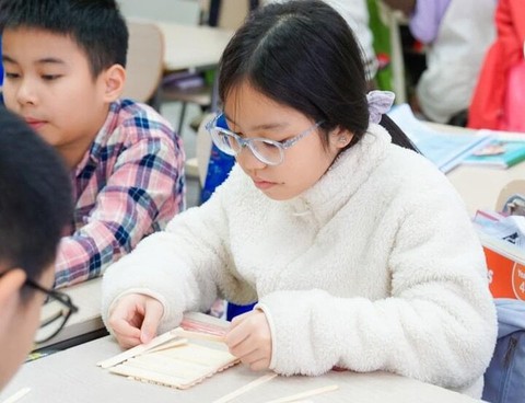 Nhiệt độ giảm sâu, nhiều trường Hà Nội vẫn mở cửa, lùi giờ vào lớp- Ảnh 1. Nhiệt độ giảm sâu, nhiều trường Hà Nội vẫn mở cửa, lùi giờ vào lớp- Ảnh 1.