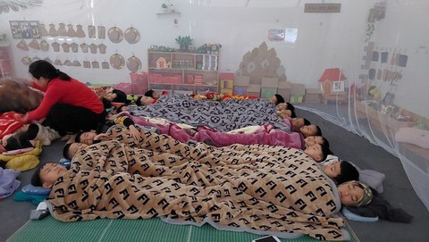 Học sinh Hà Nội nghỉ học vì rét, nhiều phụ huynh xoay sở phương án trông con- Ảnh 4. Học sinh Hà Nội nghỉ học vì rét, nhiều phụ huynh xoay sở phương án trông con- Ảnh 4.