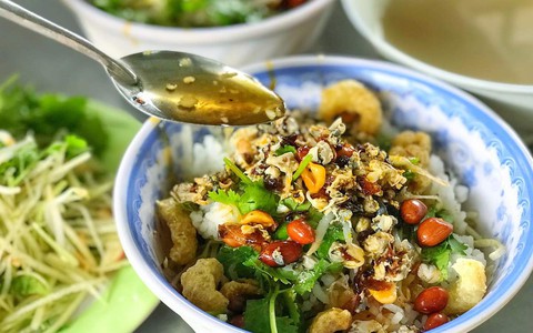 Khách Tây thích thú với món được gọi vui là 'cho nhà nghèo' của người Huế: Càng ăn càng thấy ngon- Ảnh 2. Khách Tây thích thú với món được gọi vui là 'cho nhà nghèo' của người Huế: Càng ăn càng thấy ngon- Ảnh 2.