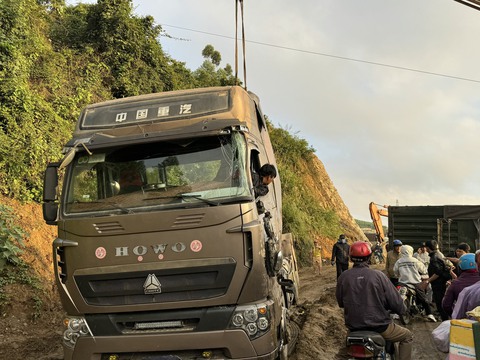 Tai nạn ở đèo An Khê, ô tô xếp hàng cả chục km trên Quốc lộ 19- Ảnh 4. Tai nạn ở đèo An Khê, ô tô xếp hàng cả chục km trên Quốc lộ 19- Ảnh 4.