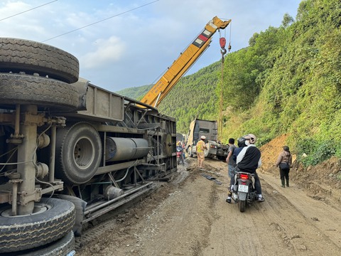 Tai nạn ở đèo An Khê, ô tô xếp hàng cả chục km trên Quốc lộ 19- Ảnh 2. Tai nạn ở đèo An Khê, ô tô xếp hàng cả chục km trên Quốc lộ 19- Ảnh 2.