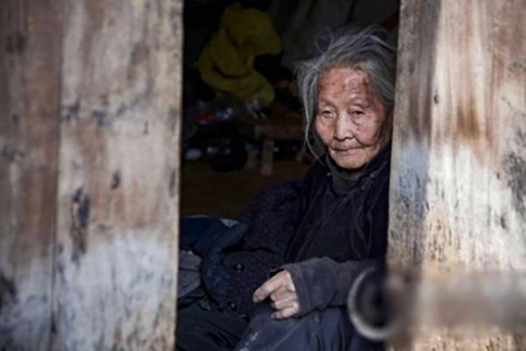 Cụ bà U80, lương hưu 7 triệu/tháng nhưng vô gia cư: Cơ quan chức năng vào cuộc phải "bó tay" vì lý do này- Ảnh 2. Cụ bà U80, lương hưu 7 triệu/tháng nhưng vô gia cư: Cơ quan chức năng vào cuộc phải "bó tay" vì lý do này- Ảnh 2.