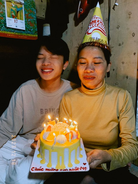 Thấy mẹ đang lúi húi nhặt ve chai ở vỉa hè, con trai bí mật đưa một món quà khiến bà lặng người- Ảnh 4. Thấy mẹ đang lúi húi nhặt ve chai ở vỉa hè, con trai bí mật đưa một món quà khiến bà lặng người- Ảnh 4.