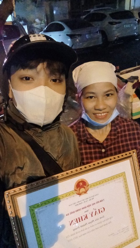 Thấy mẹ đang lúi húi nhặt ve chai ở vỉa hè, con trai bí mật đưa một món quà khiến bà lặng người- Ảnh 1. Thấy mẹ đang lúi húi nhặt ve chai ở vỉa hè, con trai bí mật đưa một món quà khiến bà lặng người- Ảnh 1.