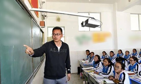 Quên chặn học trò trên mạng, thầy giáo vô tình để lộ nội dung bài đăng khiến bản thân ngượng chín mặt- Ảnh 1. Quên chặn học trò trên mạng, thầy giáo vô tình để lộ nội dung bài đăng khiến bản thân ngượng chín mặt- Ảnh 1.