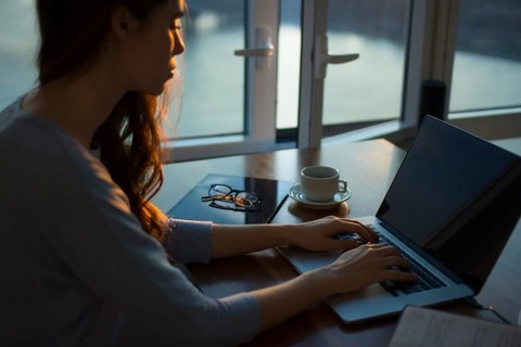 Hình ảnh gây tranh cãi: Hai cô gái ôm laptop làm việc tại bãi biển Sydney - Ảnh 2. Hình ảnh gây tranh cãi: Hai cô gái ôm laptop làm việc tại bãi biển Sydney - Ảnh 2.