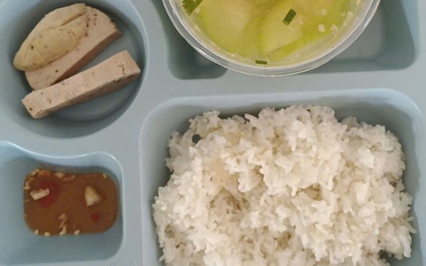 Cho thôi việc nữ hiệu trưởng trong vụ lùm xùm khay cơm giáo viên lèo tèo 2 miếng chả - Ảnh 2.