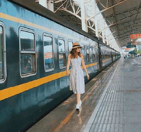 Chuyến tàu Hà Nội - Huế: Trải nghiệm tuyệt mỹ qua Hạ Long trên cạn - Ảnh 1. Chuyến tàu Hà Nội - Huế: Trải nghiệm tuyệt mỹ qua Hạ Long trên cạn - Ảnh 1.