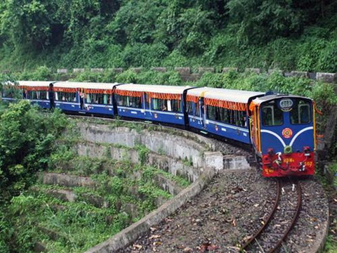Chuyến tàu Hà Nội - Huế: Trải nghiệm tuyệt mỹ qua Hạ Long trên cạn - Ảnh 4. Chuyến tàu Hà Nội - Huế: Trải nghiệm tuyệt mỹ qua Hạ Long trên cạn - Ảnh 4.