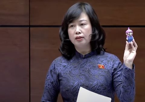 Bộ trưởng Đào Hồng Lan mang thuốc lá điện tử vào nghị trường để minh họa khi trả lời chất vấn- Ảnh 1. Bộ trưởng Đào Hồng Lan mang thuốc lá điện tử vào nghị trường để minh họa khi trả lời chất vấn- Ảnh 1.