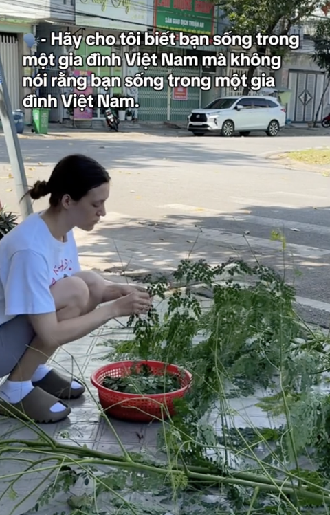 Cô gái ngoại quốc ngồi trước nhà nhặt 1 loại rau, nhìn vào 2 điểm dân mạng khẳng định: Dâu Việt Nam 100%- Ảnh 1. Cô gái ngoại quốc ngồi trước nhà nhặt 1 loại rau, nhìn vào 2 điểm dân mạng khẳng định: Dâu Việt Nam 100%- Ảnh 1.