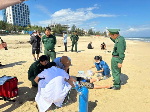 Nữ du khách bị nước cuốn tử vong tại biển Nhật Lệ - Ảnh 1. Nữ du khách bị nước cuốn tử vong tại biển Nhật Lệ - Ảnh 1.