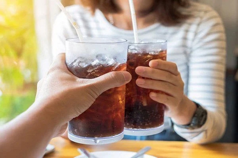 2 loại nước ngon ngọt ai cũng mê là "hung thần" gây kháng insulin và tăng cân không phanh, cảnh báo người đường huyết cao cần tránh xa- Ảnh 2. 2 loại nước ngon ngọt ai cũng mê là "hung thần" gây kháng insulin và tăng cân không phanh, cảnh báo người đường huyết cao cần tránh xa- Ảnh 2.