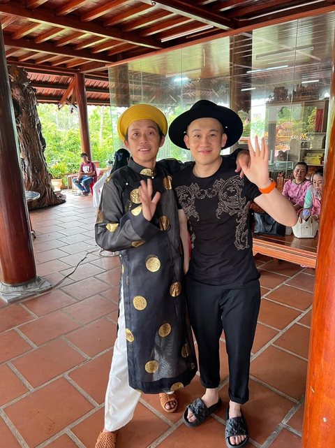 Hoài Linh trở lại làm liveshow hoành tráng, em trai nói: "Sống đàng hoàng, sai đúng ông trời luôn thấy"- Ảnh 4. Hoài Linh trở lại làm liveshow hoành tráng, em trai nói: "Sống đàng hoàng, sai đúng ông trời luôn thấy"- Ảnh 4.