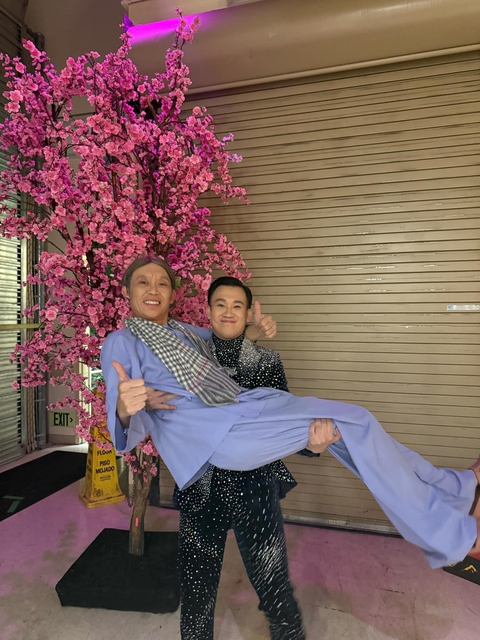 Hoài Linh trở lại làm liveshow hoành tráng, em trai nói: "Sống đàng hoàng, sai đúng ông trời luôn thấy"- Ảnh 1. Hoài Linh trở lại làm liveshow hoành tráng, em trai nói: "Sống đàng hoàng, sai đúng ông trời luôn thấy"- Ảnh 1.