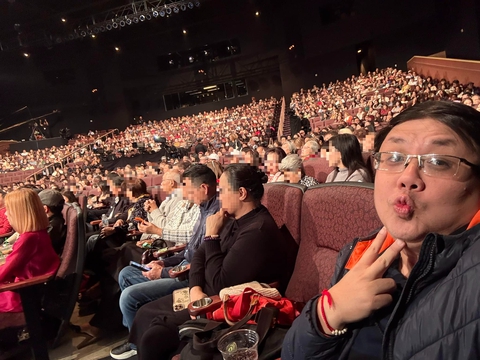 Hoài Linh trở lại làm liveshow hoành tráng, em trai nói: "Sống đàng hoàng, sai đúng ông trời luôn thấy"- Ảnh 3. Hoài Linh trở lại làm liveshow hoành tráng, em trai nói: "Sống đàng hoàng, sai đúng ông trời luôn thấy"- Ảnh 3.