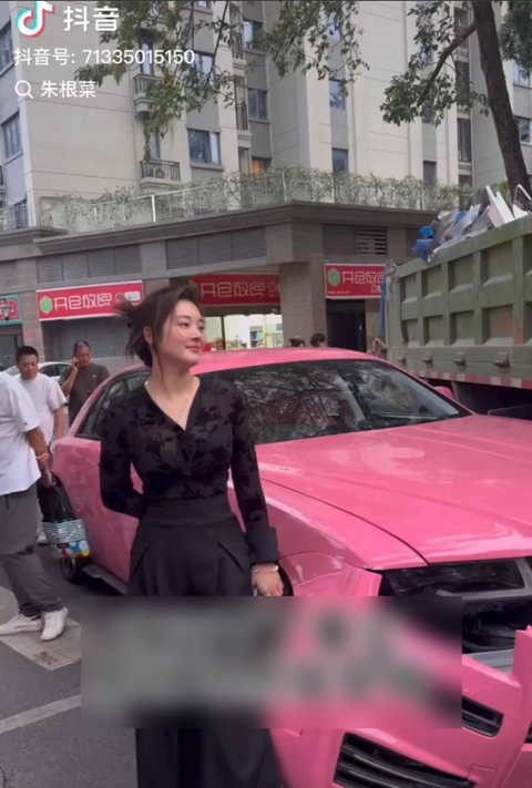 Rolls Royce hỏng nặng, chủ xe bình tĩnh và hành động gây chú ý - Ảnh 1. Rolls Royce hỏng nặng, chủ xe bình tĩnh và hành động gây chú ý - Ảnh 1.
