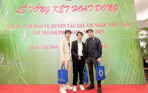 Tác giả ca khúc 13 triệu view: Mồ côi cha từ nhỏ, từng phải gác lại đam mê âm nhạc để mưu sinh - Ảnh 3. Tác giả ca khúc 13 triệu view: Mồ côi cha từ nhỏ, từng phải gác lại đam mê âm nhạc để mưu sinh - Ảnh 3.