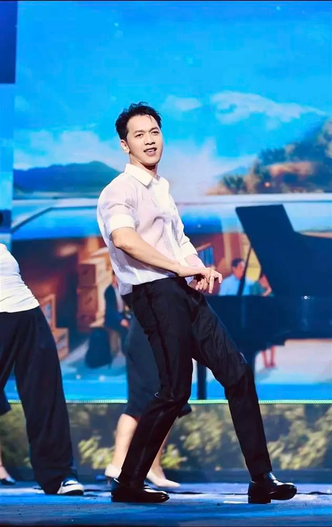2 tổng tài đời thực sở hữu "visual" phát sáng, có một điểm chung khiến ai cũng phải tò mò - Ảnh 3. 2 tổng tài đời thực sở hữu "visual" phát sáng, có một điểm chung khiến ai cũng phải tò mò - Ảnh 3.