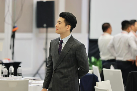 2 tổng tài đời thực sở hữu "visual" phát sáng, có một điểm chung khiến ai cũng phải tò mò - Ảnh 15. 2 tổng tài đời thực sở hữu "visual" phát sáng, có một điểm chung khiến ai cũng phải tò mò - Ảnh 15.